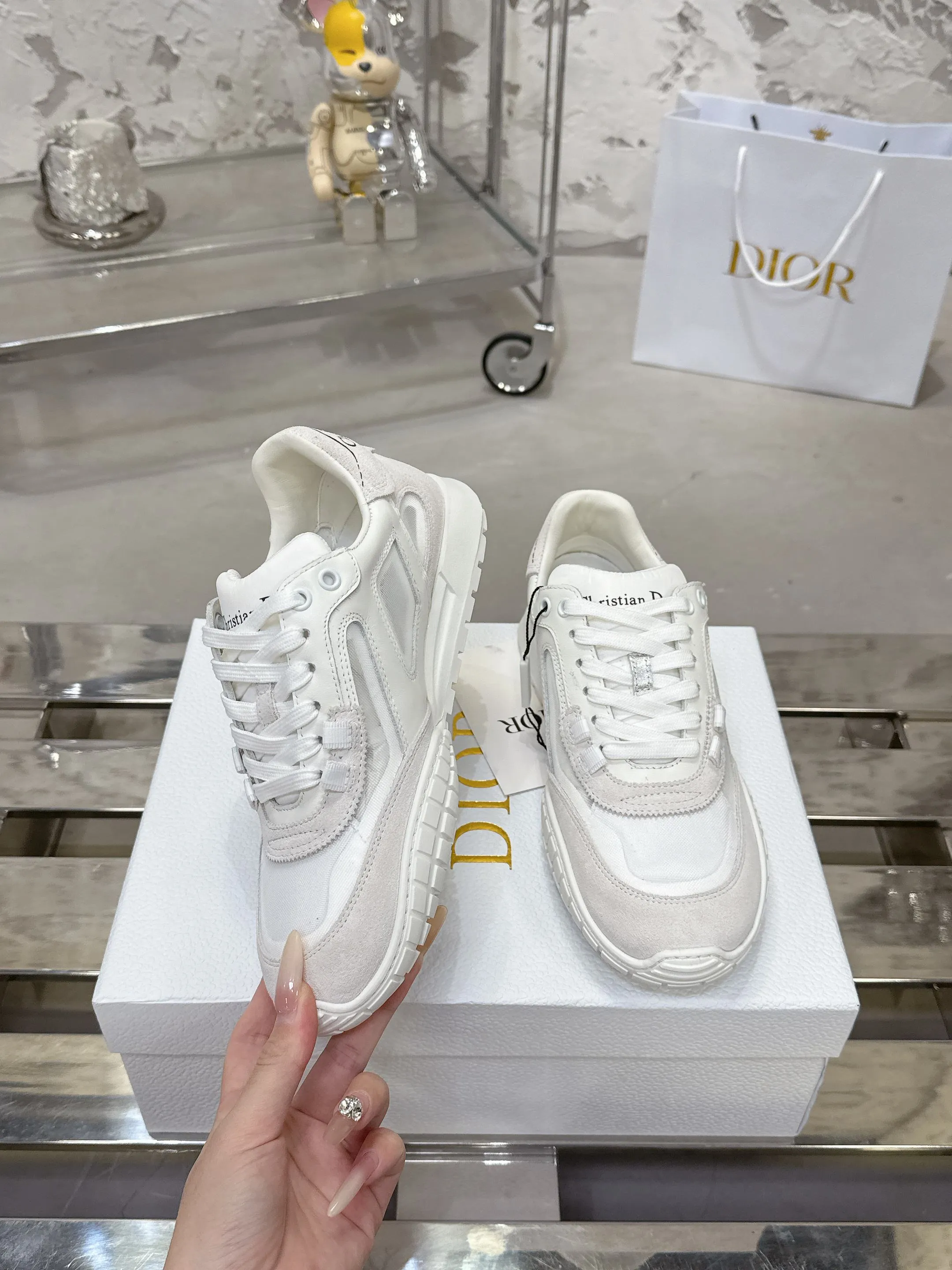 Factory price 640💰 Top version! ! ! Dior Tech sneakers Dior Tech is newly launched, with exquisite color matching and autumn and winter atmosphere. This Dior Tech sneaker is a new product in the 2026 early spring ready-to-wear series. It is equipped with fashionable details and highlights the retro aesthetics. Made of calfskin and suede calfskin upper with transparent mesh side panels and ChristianDior Paris signature on the heel and tongue. A textured, tonal Dior signature sole adds couture style. Upper material: Textile, cowhide split leather, cowhide leather with Christian Dior Paris logo on the heel and tongue Textured Dior logo rubber sole embellished with Christian Dior's lucky star symbol! Size 35-46 (40 for women, 41 for men, 38.45.46, custom made and non-refundable)